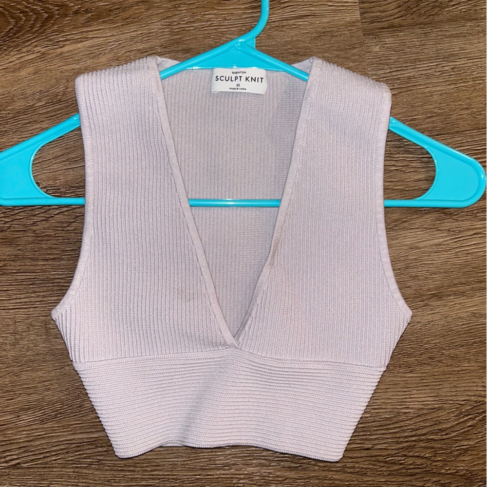 Aritizia: body contour ribbed crop top